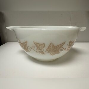 Pyrex “Sandalwood” #441 Cinderella Bowl 1 1/2 Pint Produced Late 60s EUC